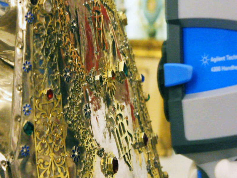 Análisis in situ con técnicas no destructivas del vestido de plata de la Virgen del Rosario de Granada.